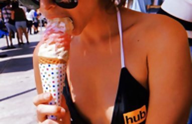 Böylece tek el aldatma konulu sex filmleri ile Dick vajina aşağı asılı olduğunu,